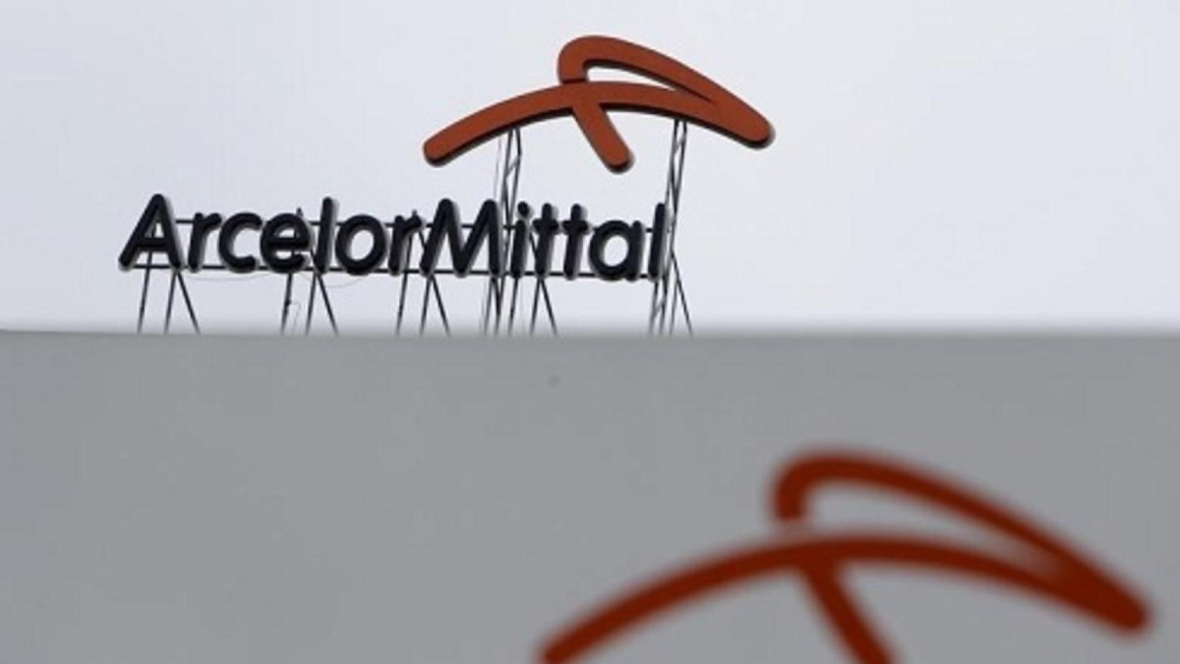 Rótulo de ArcelorMittal en una de sus instalaciones.