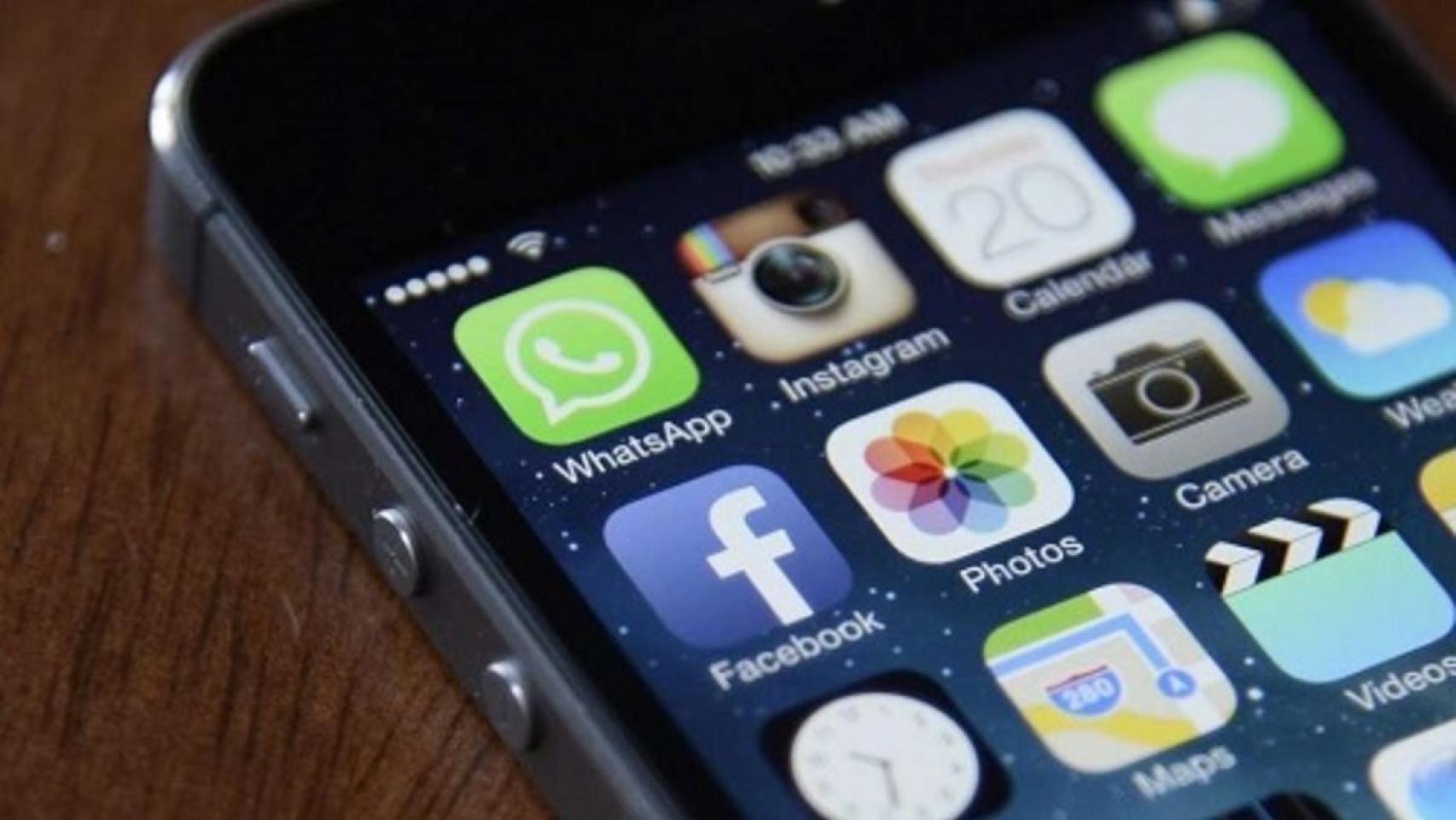redes+sociales+smartphone+movil+facebook+whatsapp+instagram+twitter