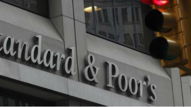S&P sitúa a Argentina en revisión especial negativa por riesgos del ajuste