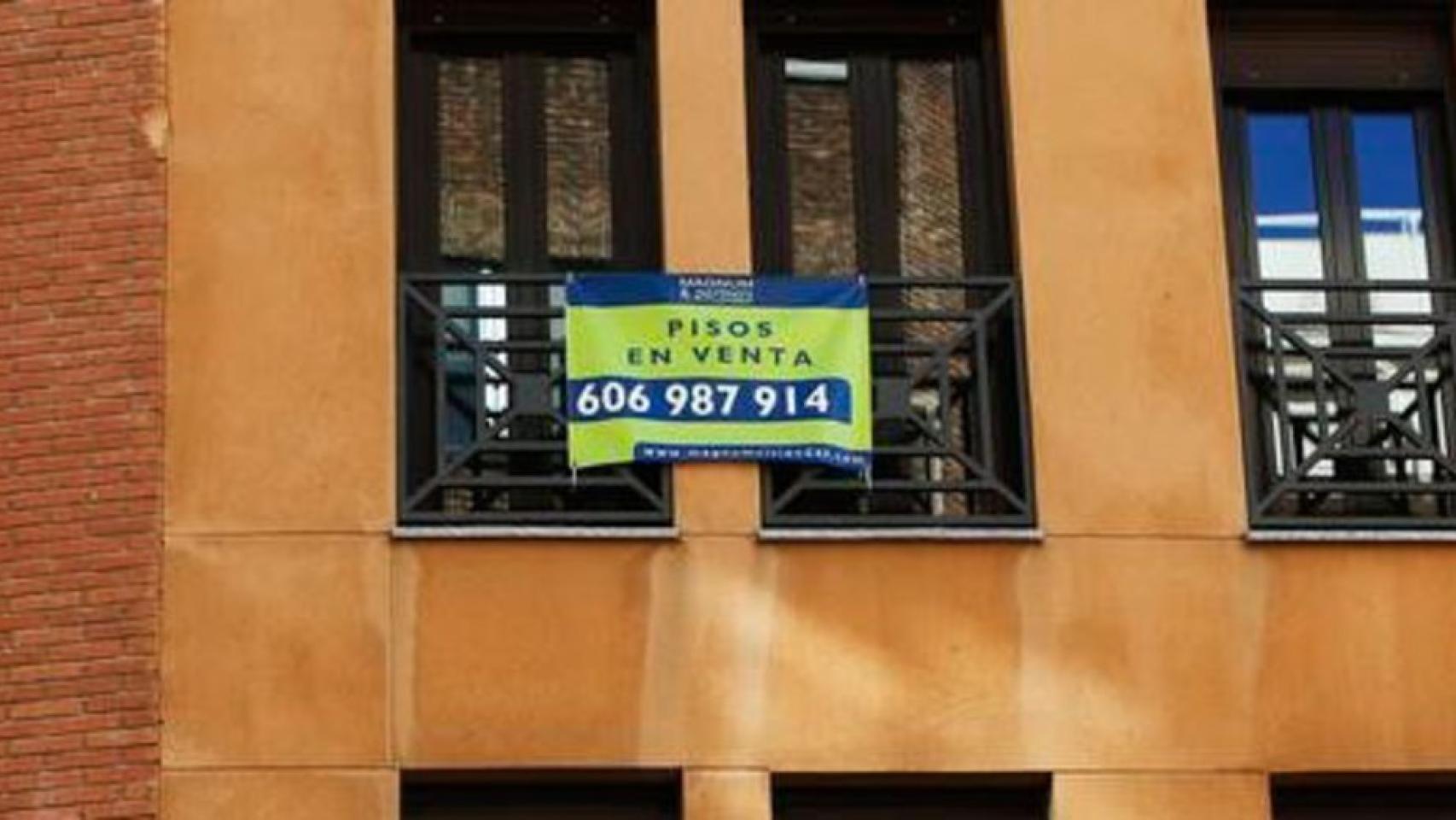 Cartel anunciando pisos que se venden.