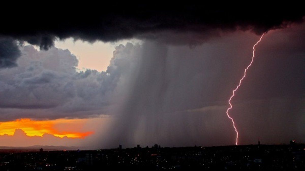 rayo_rojo_caida_tormenta