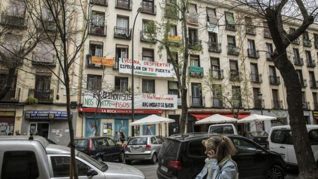 Pancartas anti desahucios en la calle Argumosa, en Lavapiés (Madrid)