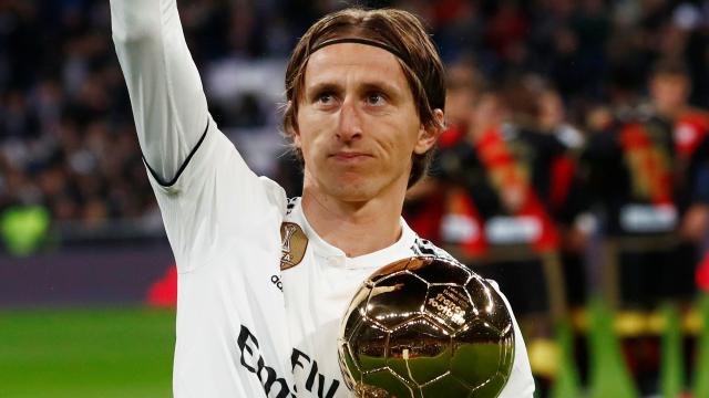 Luka Modric ofrece el Balón de Oro 2018 al Santiago Bernabéu