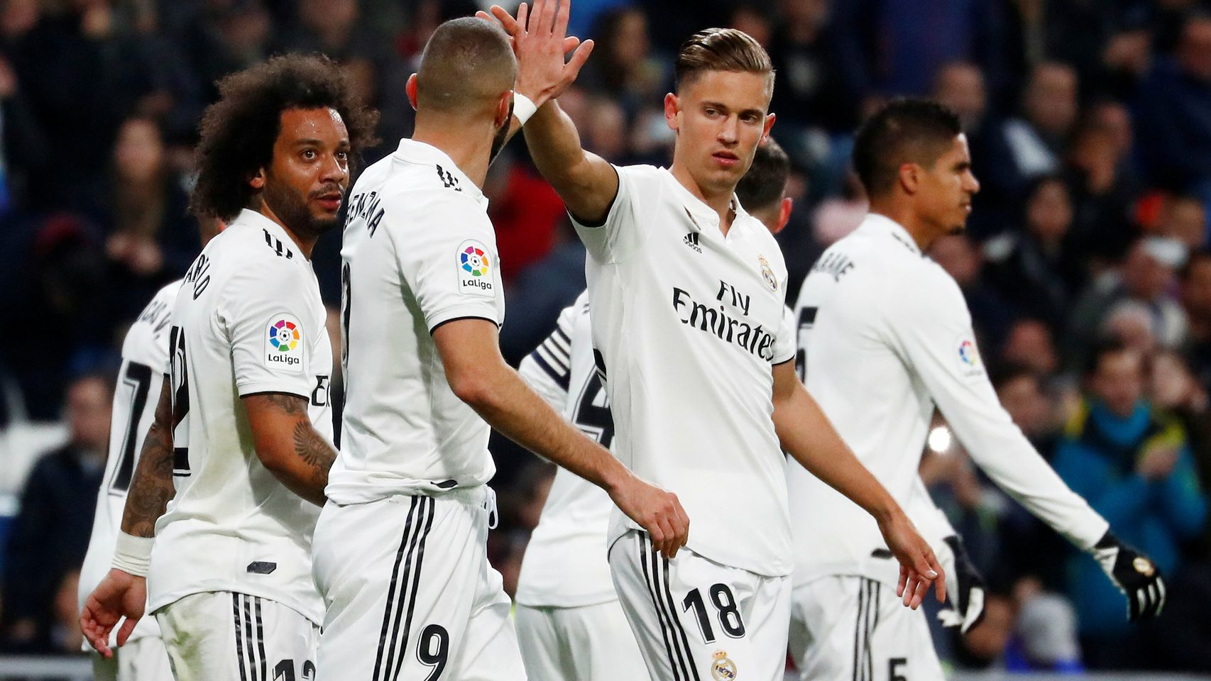 Benzema celebra con sus compañeros su gol al Rayo Vallecano