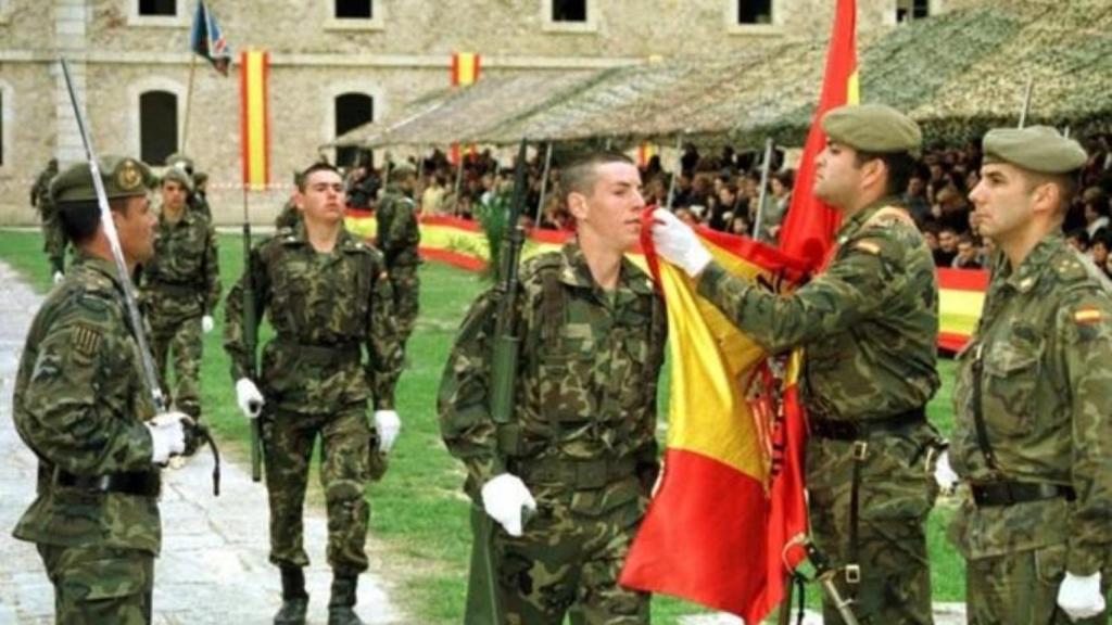 Un soldado jurando bandera en imagen de archivo.