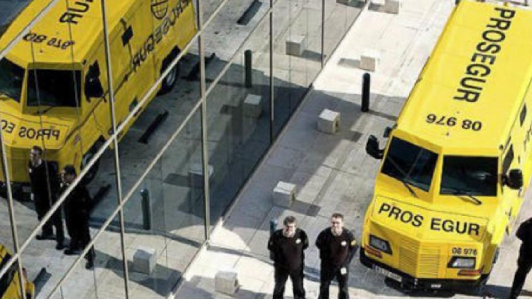 Un furgón blindado y operarios de Prosegur.