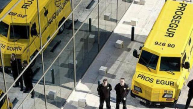 Un furgón blindado y operarios de Prosegur.