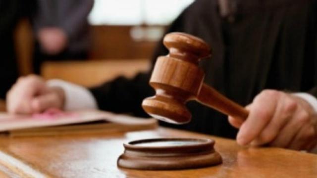 Un juez con un mazo.