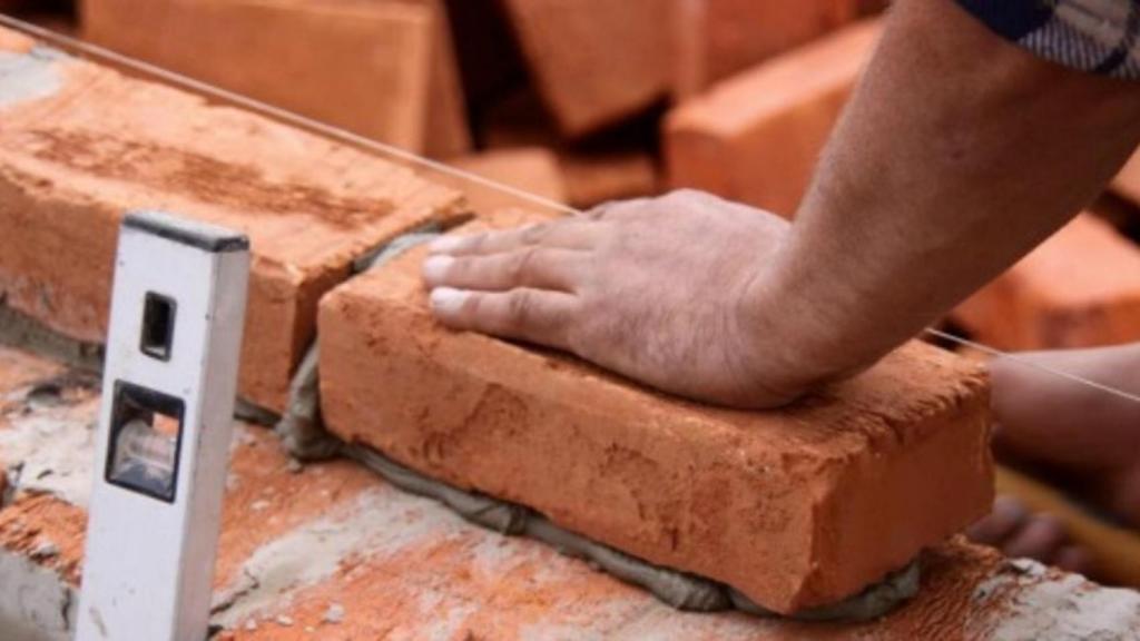 Un obrero trabajando en una obra en una imagen de archivo.