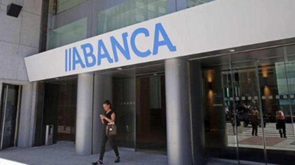 Una clienta saliendo de una sucursal de Abanca.