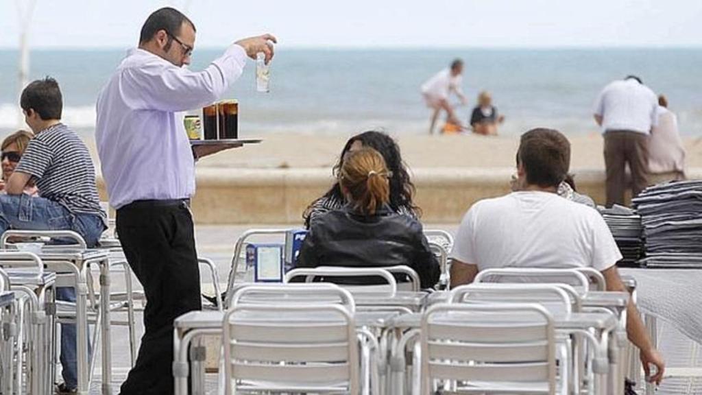 Un camarero en un bar.