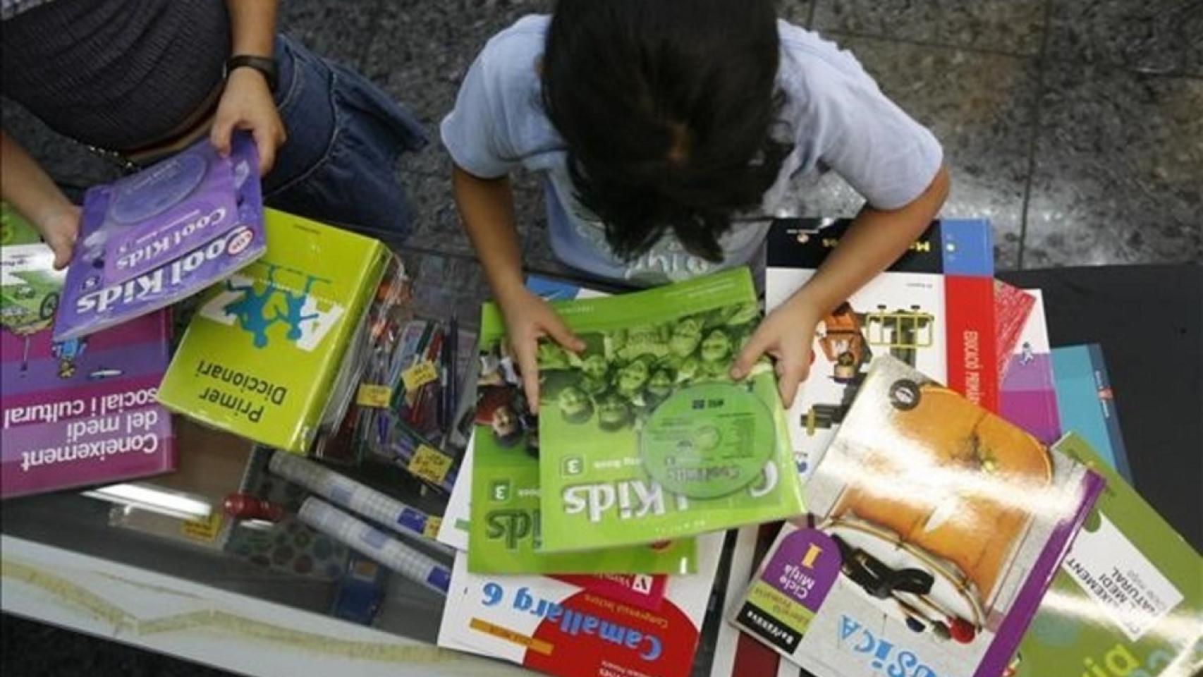 Imagen de archivo de unos niños con libros de texto