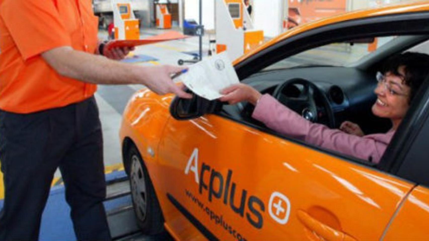 Imagen de archivo de un coche con el logo de Applus.