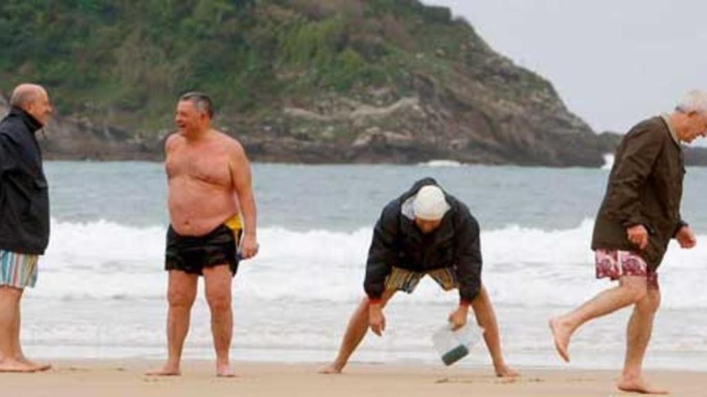 Un grupo de jubilados en la playa.