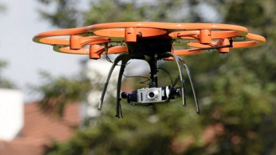 El Gobierno permite volar drones sobre poblaciones, personas y de noche
