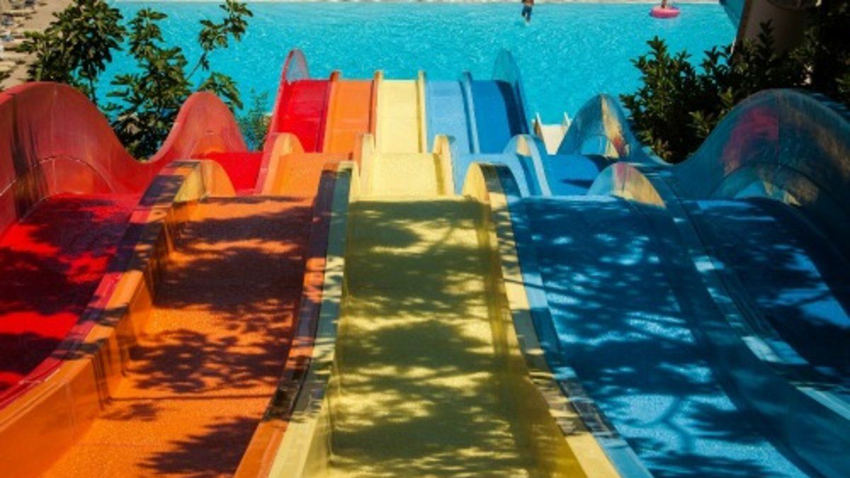 tobogan_bajista_colores_piscina