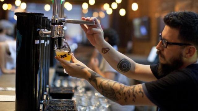 Un camarero atiende la barra.