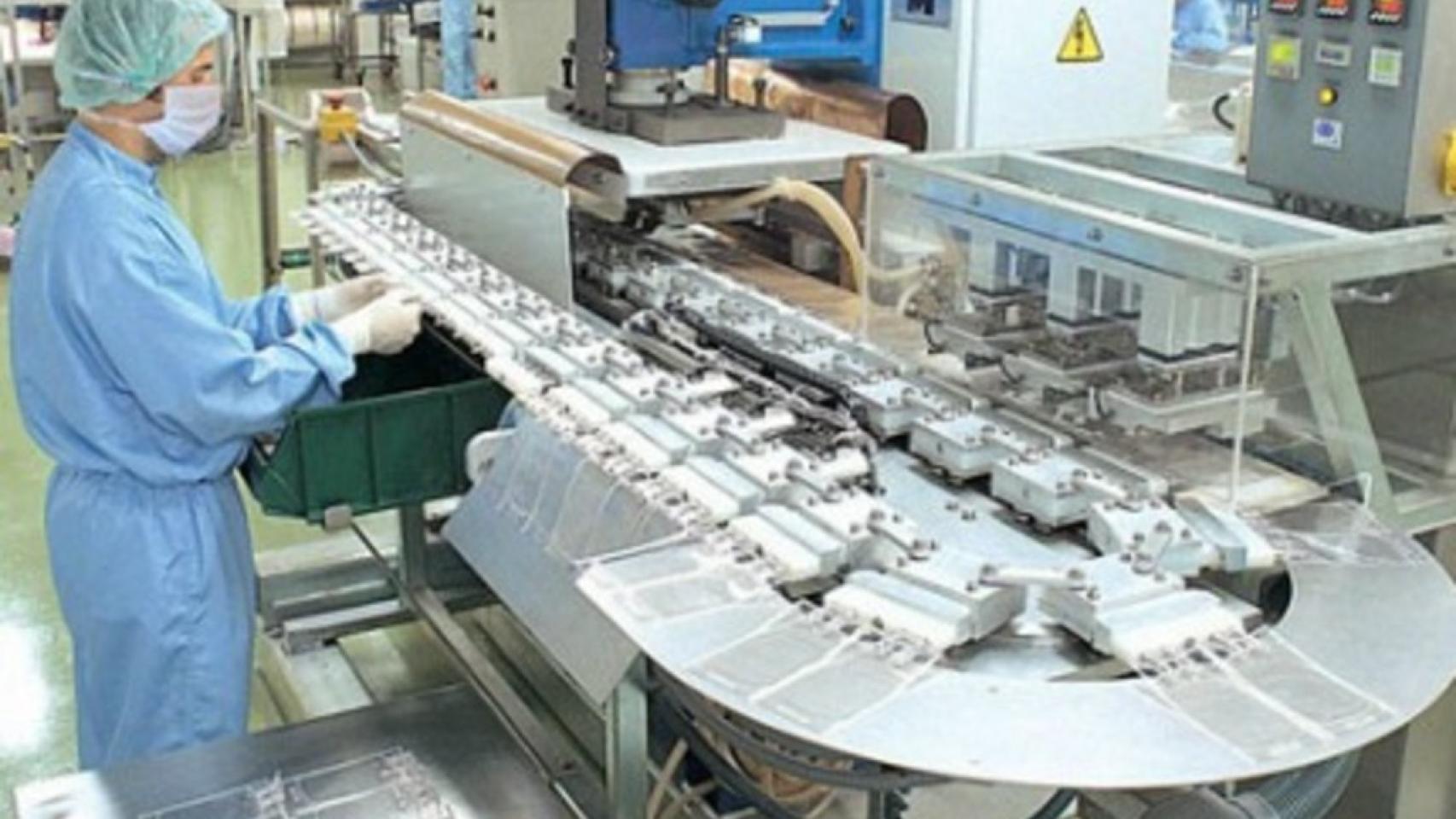 Un trabajador en los laboratorios de Grifols.