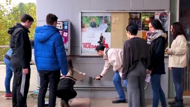 Integrantes de S'he Acabat! borran pintadas independentistas.