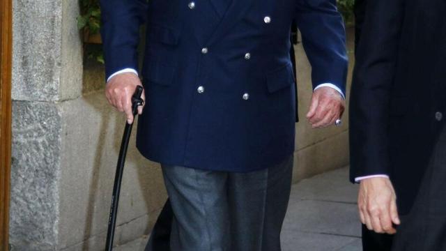 El rey Juan Carlos a la salida del restaurante.