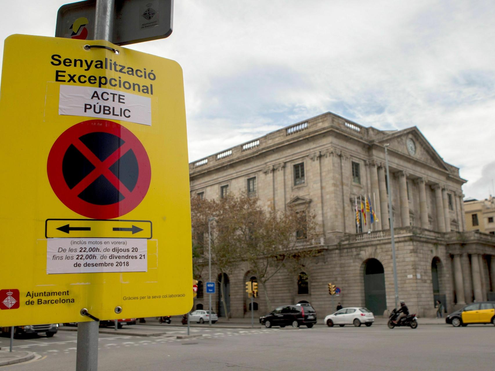 Señal de tráfico colocada en las inmediaciones de la sede del Consejo de Ministros.