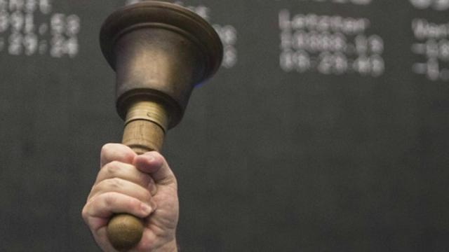 Una antigua campana de apertura y cierre de sesión bursátil.