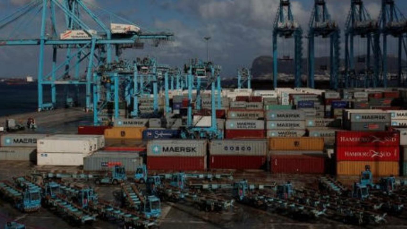 Imagen de contenedores de descarga en un puerto.