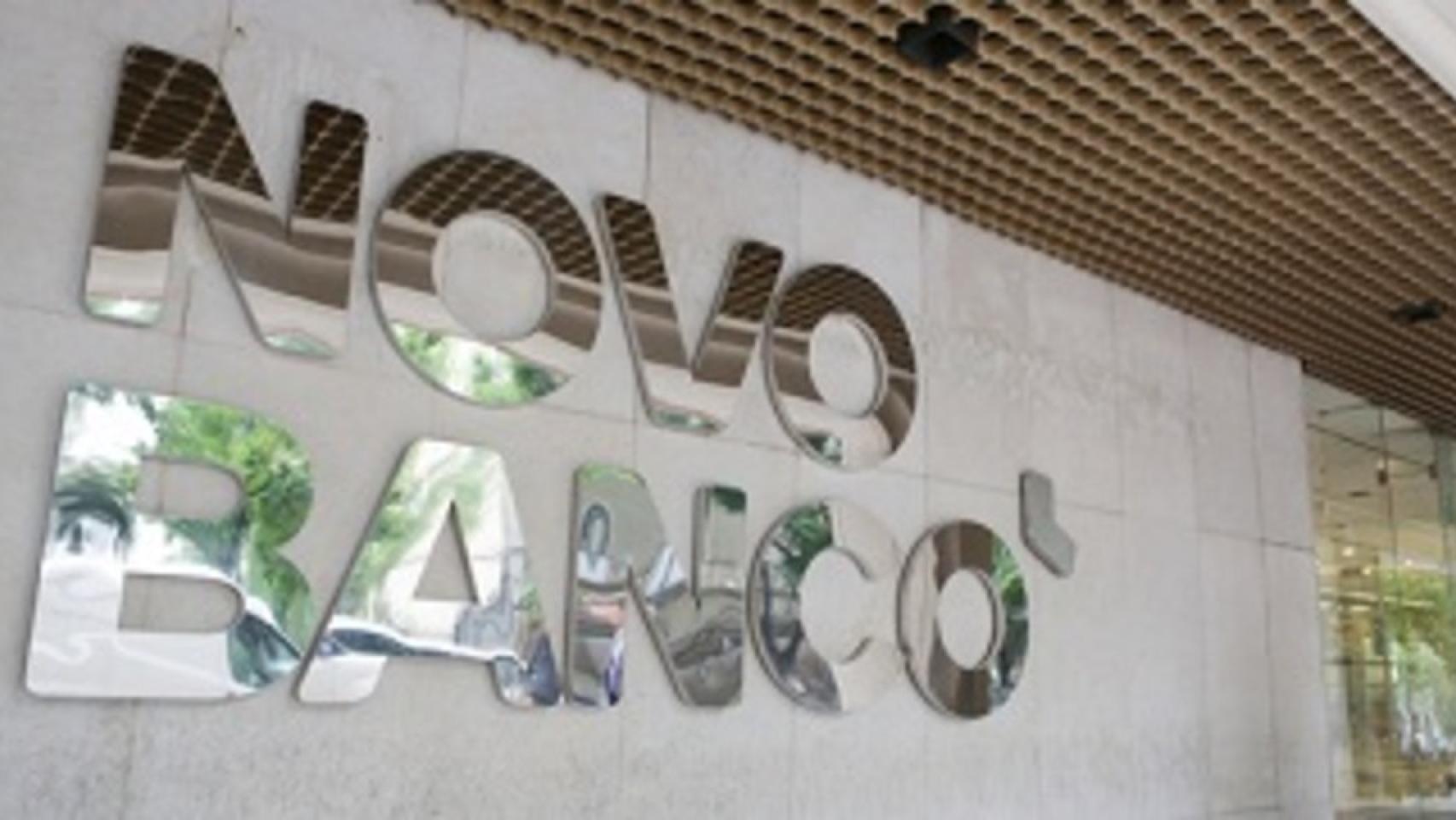 Entrada a una oficina de Novo Banco.