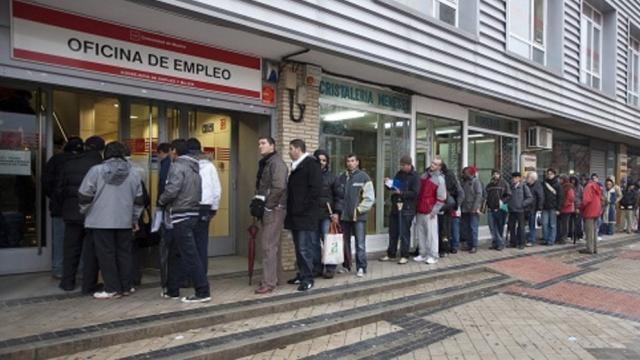 Colas en una oficina de empleo