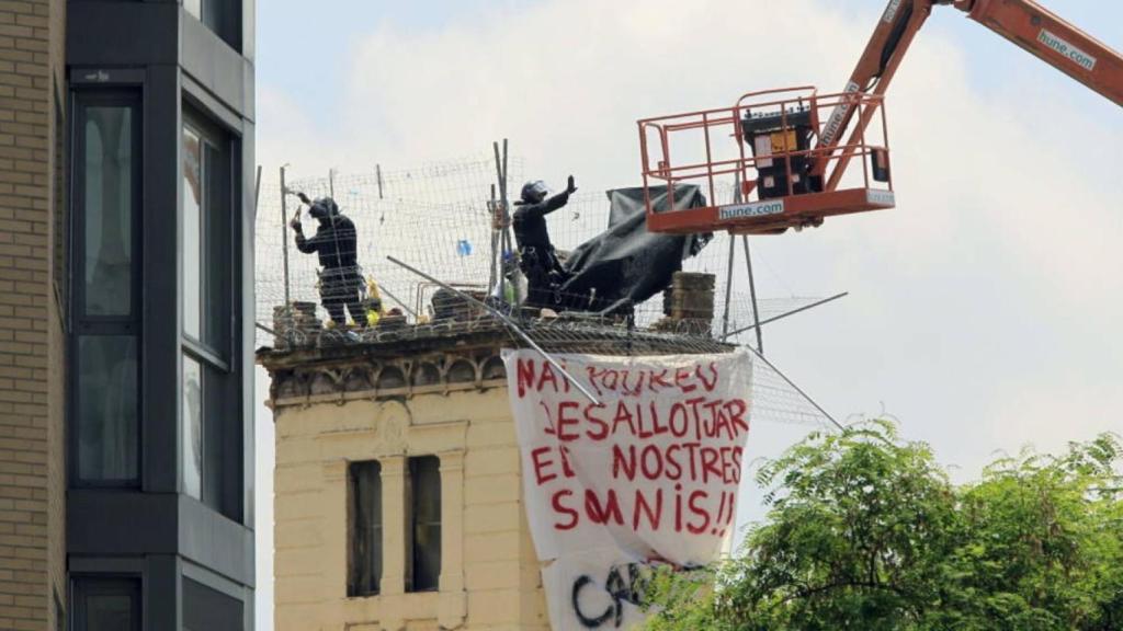 Policía intentando desalojar a okupas.
