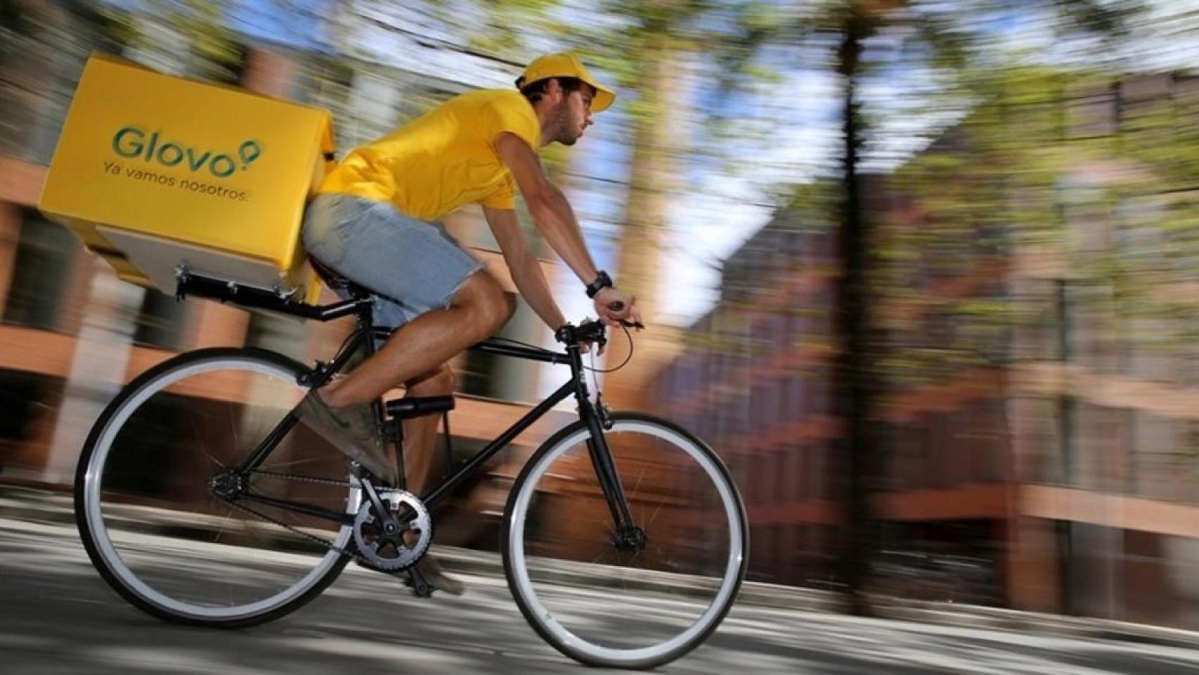Rider de Glovo entregando un pedido en Barcelona, en una imagen de archivo.