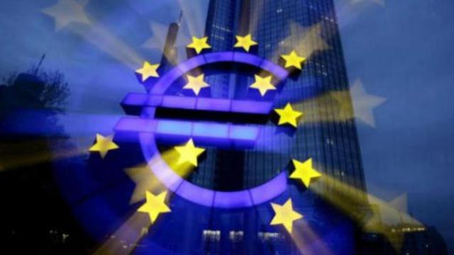 Imagen difuminada del símbolo del euro en Fráncfort.