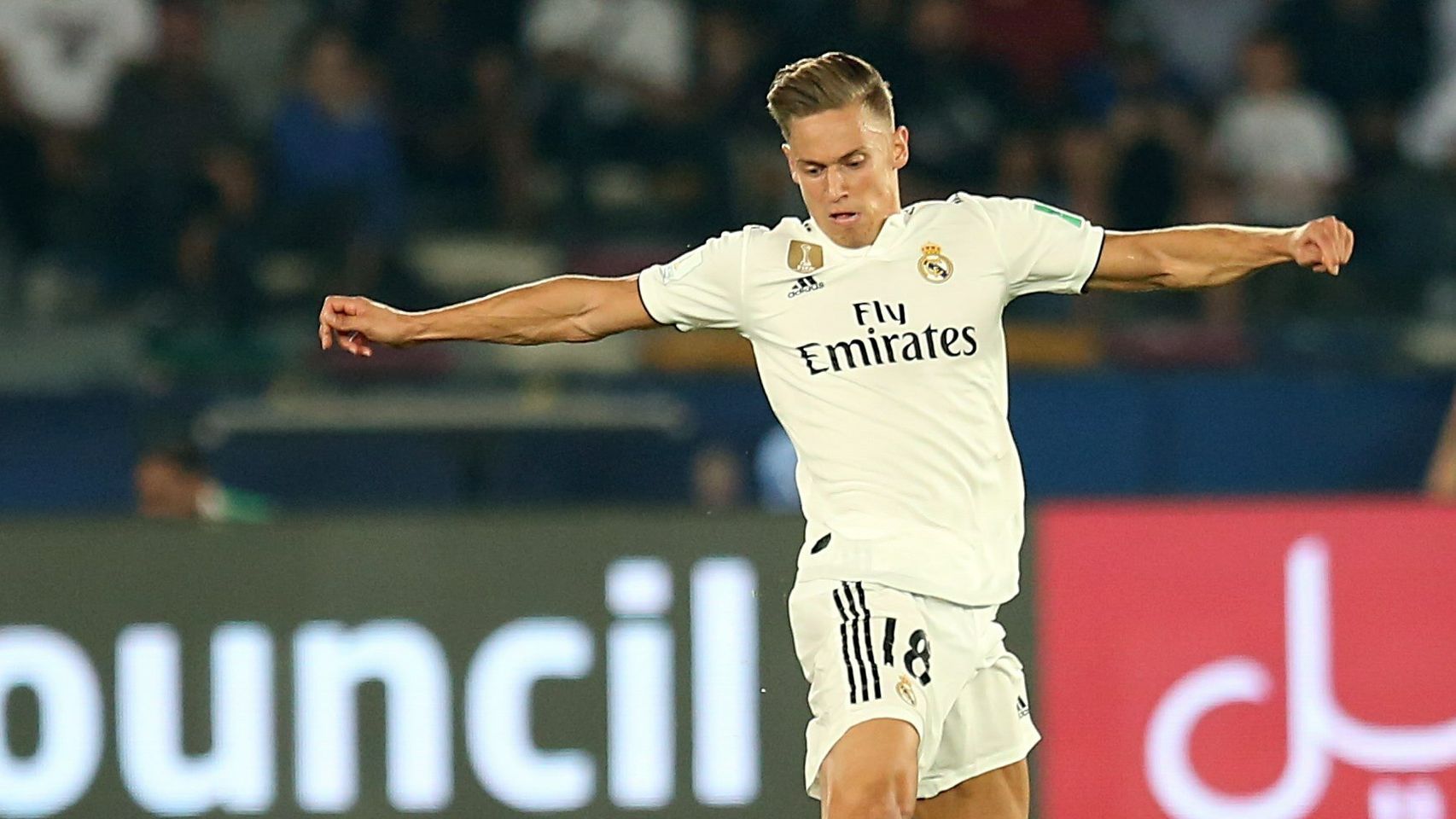 Marcos Llorente disputa el balón con Shoma Doi