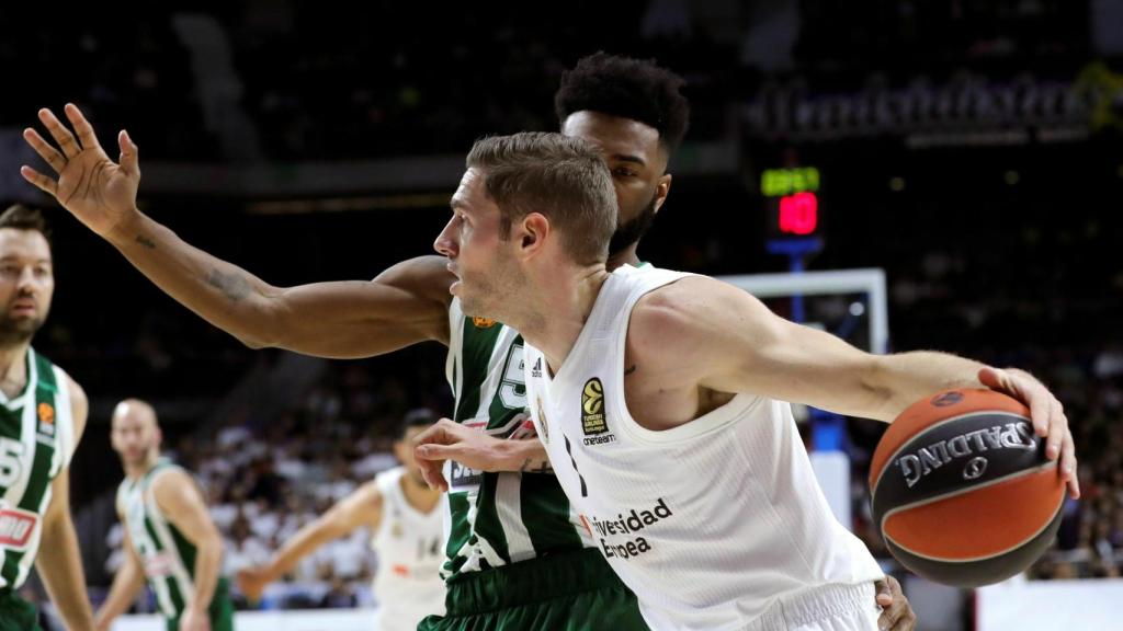 Causeur en uno de los duelos ante el Panathinaikos