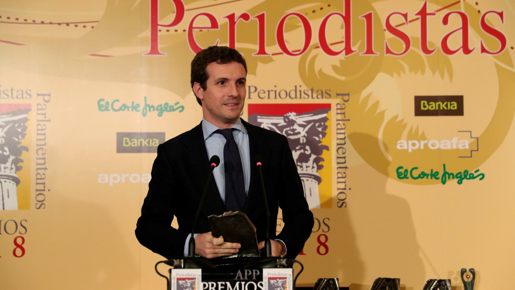 El presidente del Partido Popular Pablo Casado pronuncia unas palabras tras recibir el premio Azote del Gobierno, durante la entrega de los Premios de la Asociación de Periodistas Parlamentarios, premio que se disputaba con Albert Rivera y los diputados 'populares' Rafael Hernando, portavoz de los 'populares' en la Cámara Baja hasta el pasado verano, y Beatriz Escudero
