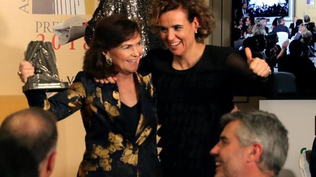La vicepresidenta, Carmen Calvo, con la portavoz del PP, Dolors Montserrat, durante la entrega de premios.