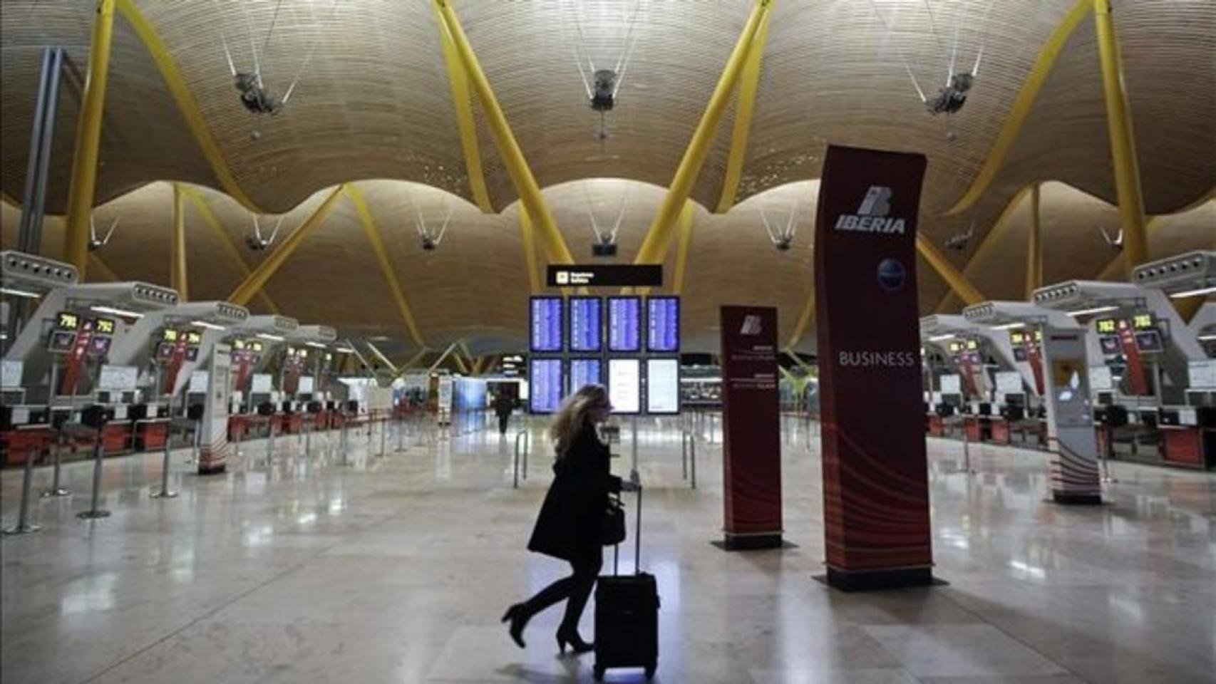 Pasajera en el aeropuerto de Barajas.