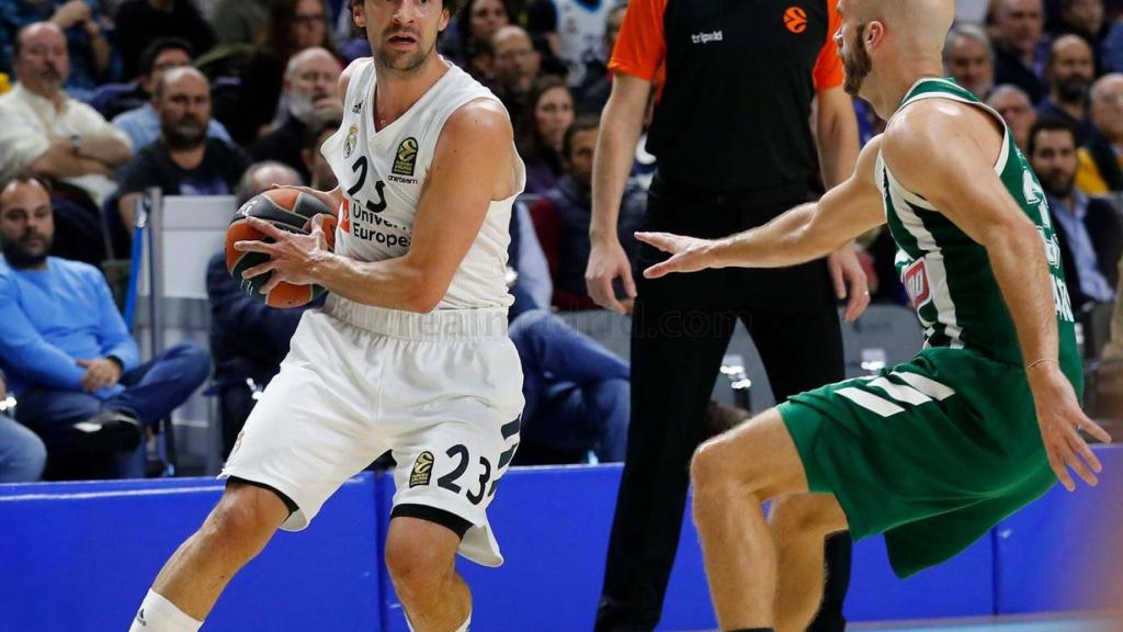 Sergio Llull protege el balón ante la defensa de Calathes