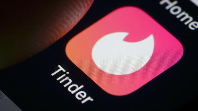 Resuelve un extraño robo tras hacer match en Tinder con ladrón y víctima