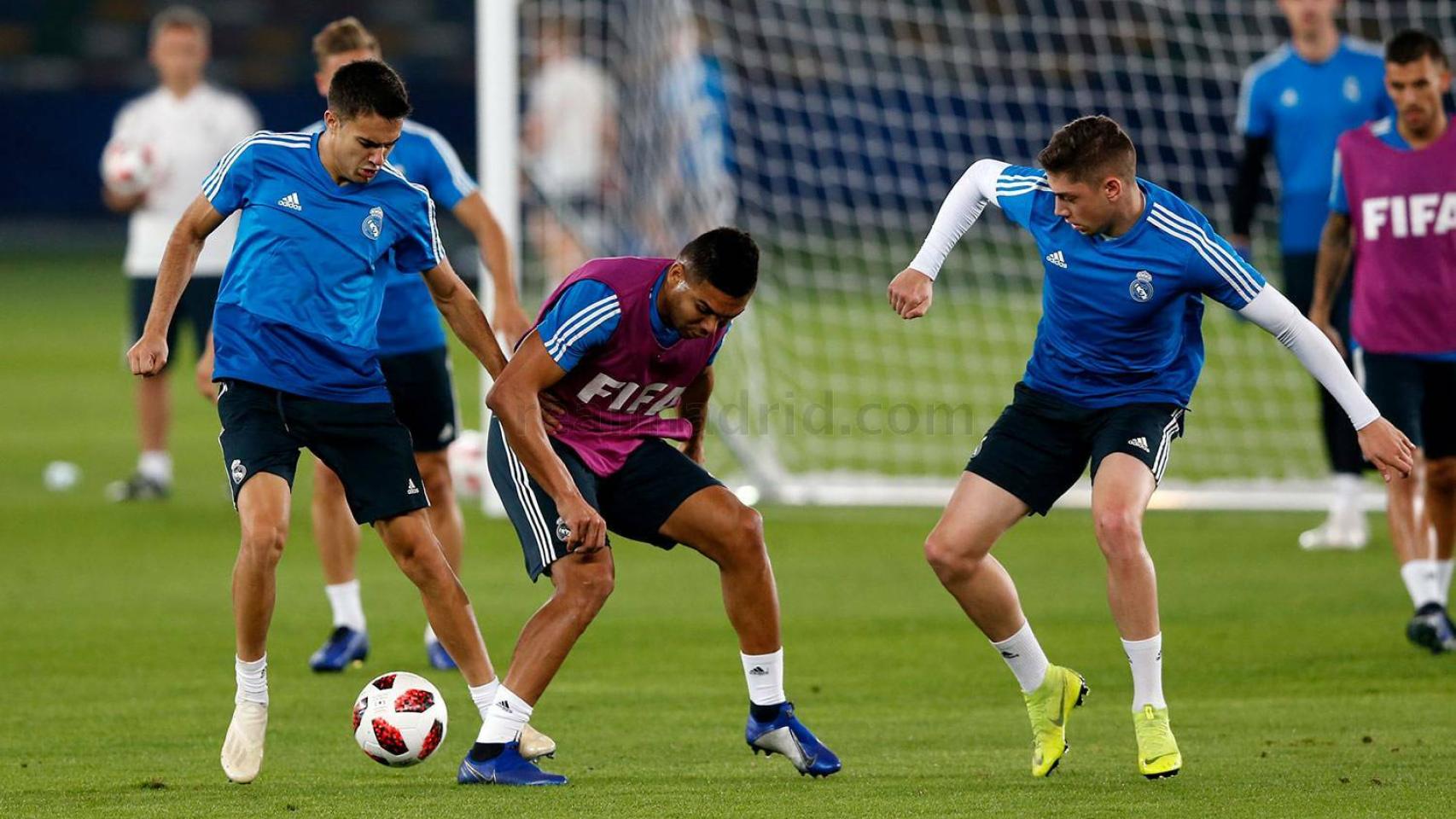 Rondo entre Reguilón, Casemiro y Valverde