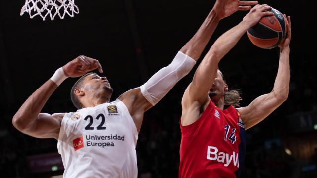 Tavares intentando taponar a Dedovic