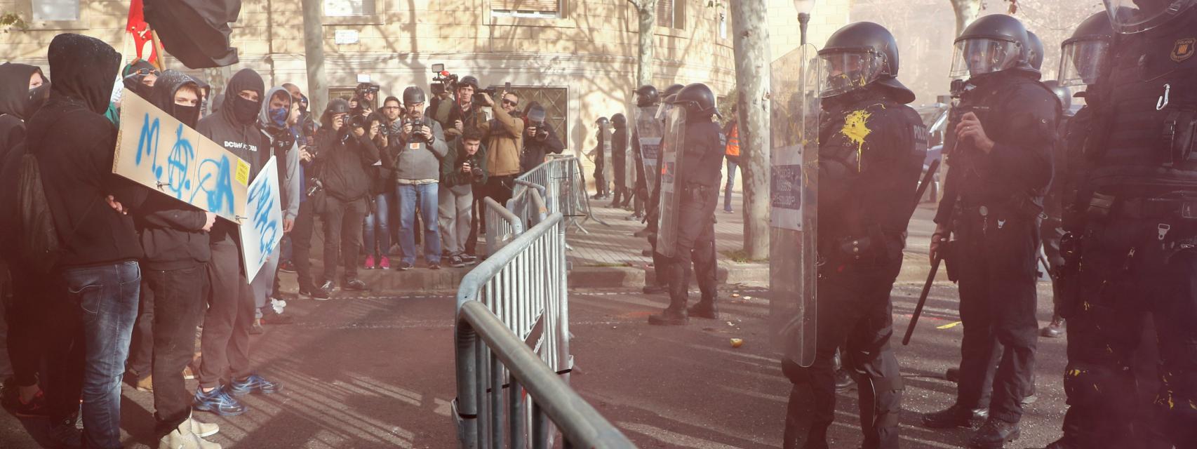 21-D, últimas noticias en directo | Tres detenidos en las manifestaciones separatistas que rodean el Consejo de Ministros