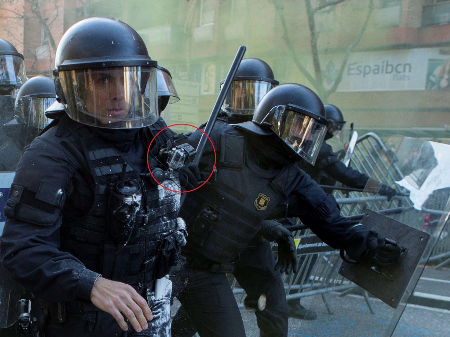 Un mosso d'Esquadra con una GoPro en su equipamiento.