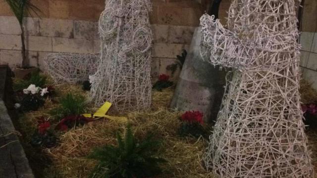 Aparece un lazo amarillo en el Belén de Castellón.