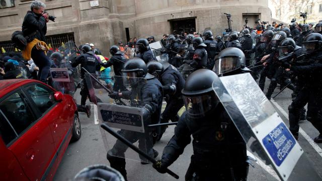 Mossos d'Esquadra despejan una de las calles cercanas a la Llotja de Mar.