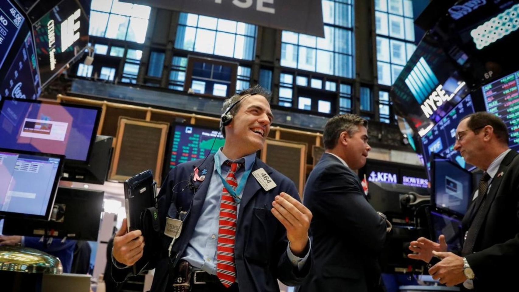 Un bróker con gesto de entusiasmo en Wall Street.