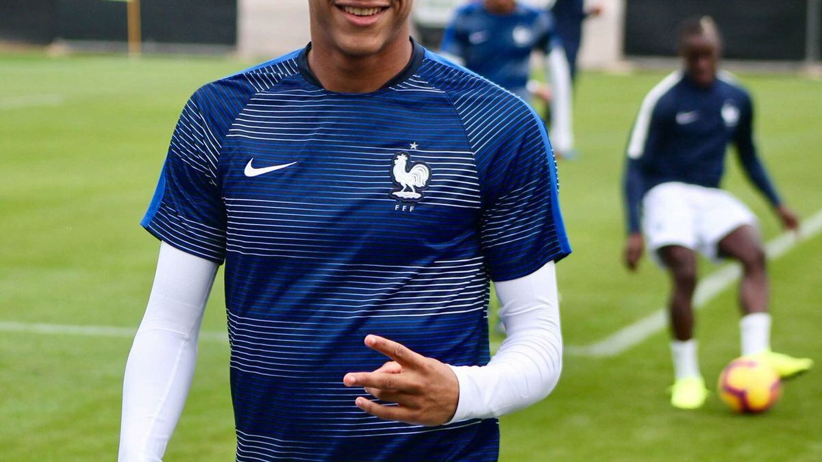 Todibo en un entrenamiento con la selección francesa. Foto Twitter: (@jctodibo)