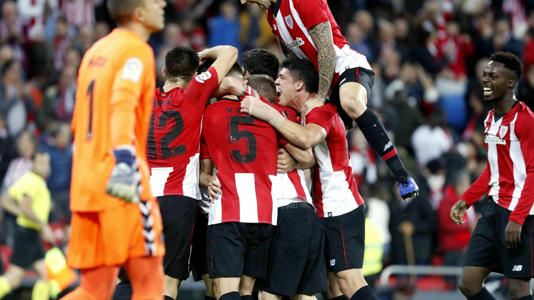 El Athletic celebra el gol de Aduriz conseguido ante el Valladolid