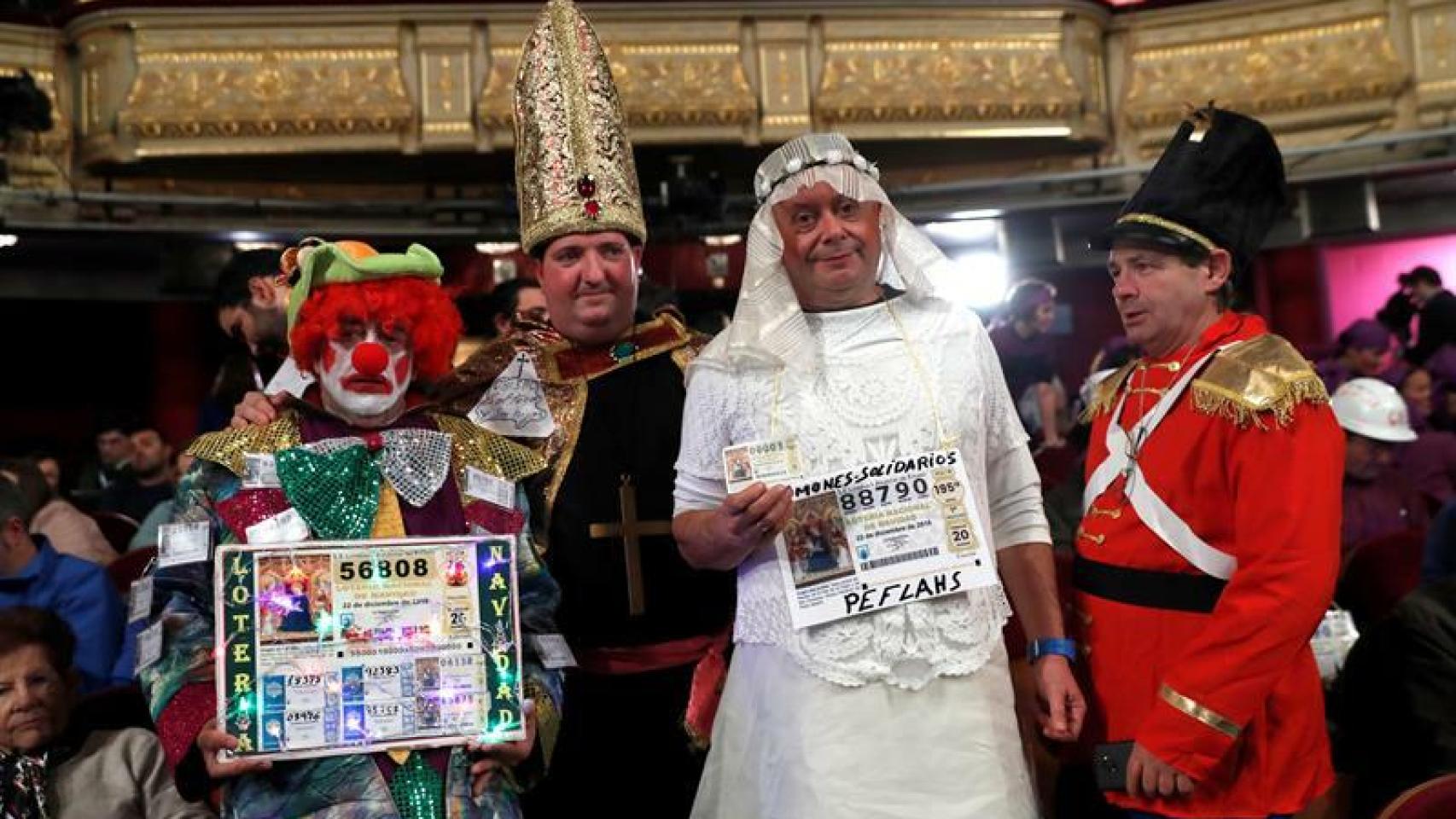Como cada años varios de los asistentes al Sorteo Extraordinario de Navidad que tiene lugar en el Teatro Real se disfrazan.