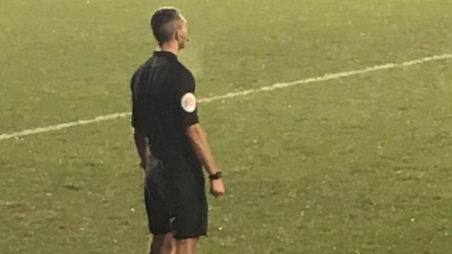 Linier con zapatos de traje en Inglaterra. Foto: Twitter (@fish100)